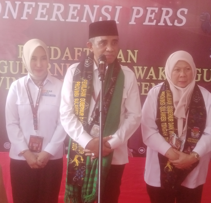Bakal pasangan calon gubernur - wakil gubernur Sulteng, Anwar Hafid dan Reny A Lamadjido saat konferensi pers usai mendaftar di KPU Sulteng, Kamis (29/8/2024). Foto: Irwan
