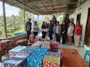 Bulan Desember, PT GNI Bagikan Bingkisan Natal dan Sembako