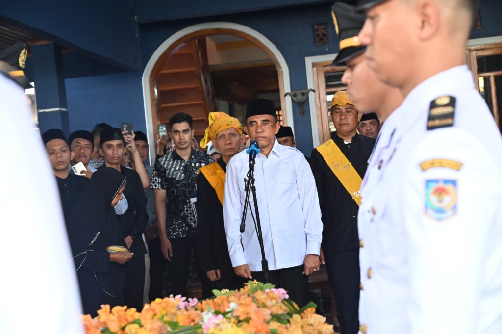 Gubernur Sulteng Melepas Kepergian Alm. Rum Parampasi dengan Penuh Kehormatan