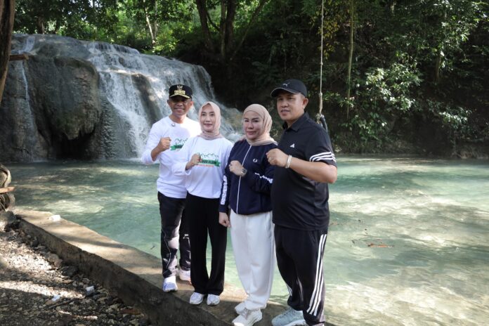 IMG-20250420-WA0007(1) Gubernur Sulteng Anwar Hafid bersama istri didampingi Bupati Morowali Ikhsan Baharudin Abdul Rauf di lokasi wisata Air Terjun Pofua’a Bente, Minggu (20/4/2025). Foto: IST