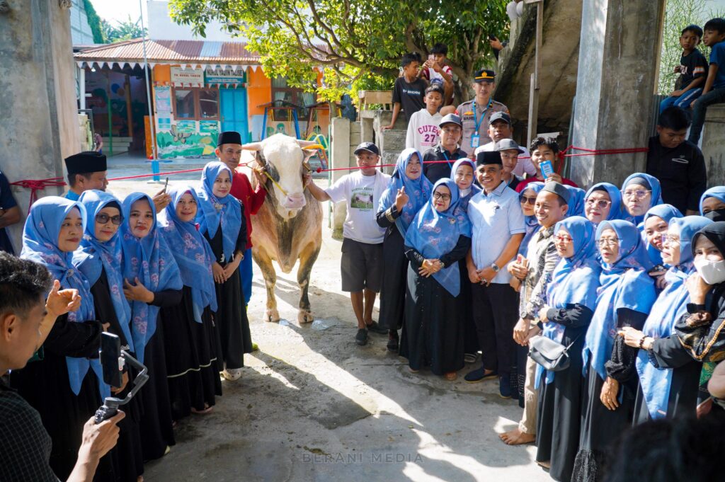 Gubernur Sulteng Salurkan Bantuan Sapi Kurban dari Presiden kepada Warga Talise