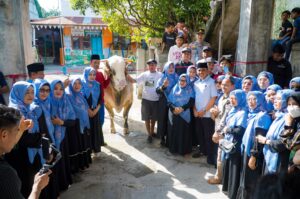 Gubernur Sulteng Salurkan Bantuan Sapi Kurban dari Presiden kepada Warga Talise