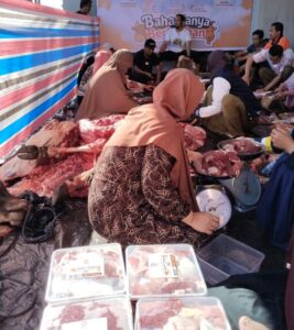 PKS Kota Palu Bagikan 255 Paket Daging Kurban untuk Masyarakat 