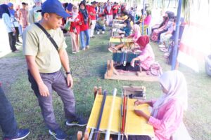 Jurusan Akuntansi FEB UNTAD Promosikan Tenun Donggala kepada Peserta SNA XXVIII