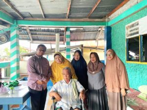 Bunda Wiwik Menangis Saat Serahkan Bantuan Kursi Roda untuk Warga Lere