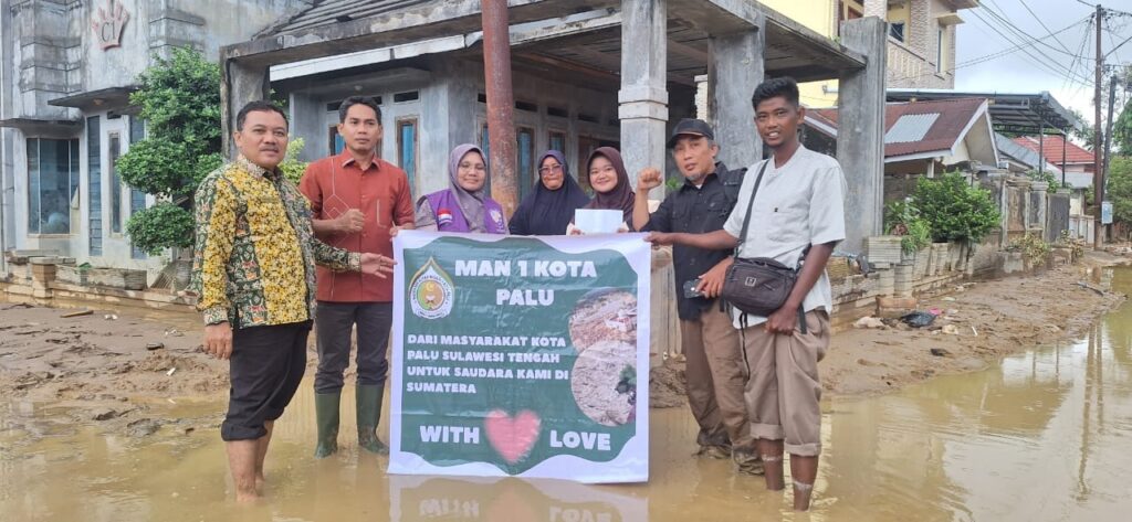 Hasil Donasi MAN 1 Palu Diserahkan untuk Siswa Korban Banjir MAN 2 Padang