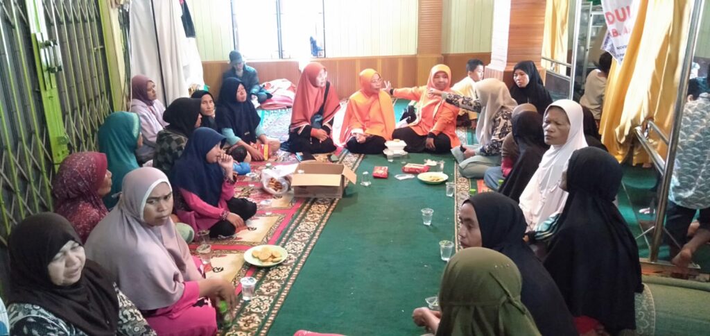 Relawan PKS Sulteng Hj Fatimah Berikan Trauma Healing untuk Penyintas Banjir di Malalak