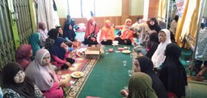 Relawan PKS Sulteng Hj Fatimah Berikan Trauma Healing untuk Penyintas Banjir di Malalak