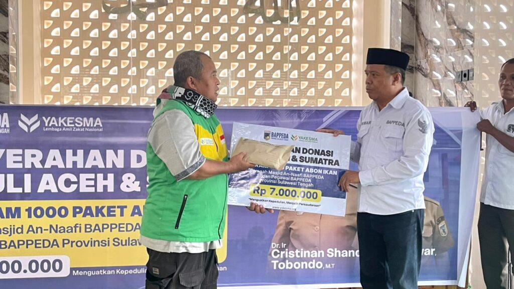 Pegawai dan Jamaah Masjid Bappeda Sulteng Donasi 1.000 Paket Abon ke Sumatera
