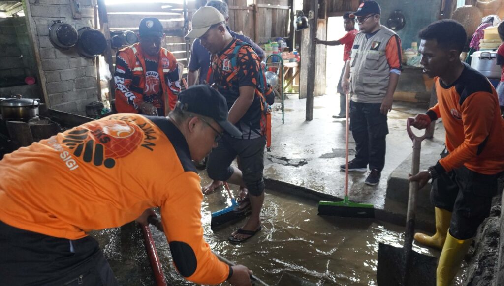 Rumah Korban Banjir Wani 3 Jadi Kinclong, Dibersihkan Relawan PKS