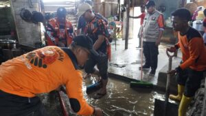Rumah Korban Banjir Wani 3 Jadi Kinclong, Dibersihkan Relawan PKS