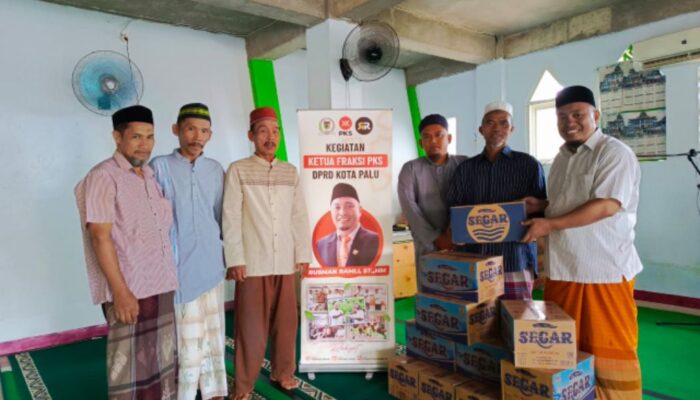 Rusman Ramli Bagikan AMDK untuk Sejumlah Masjid di Talise dan Talise Valangguni