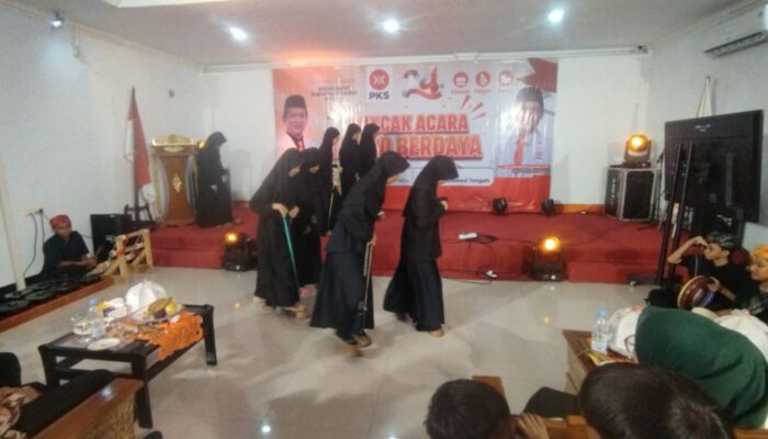 Tampil di Milad PKS, SMPIT AL Fahmi Pentaskan Permainan Tradisional Tilako 