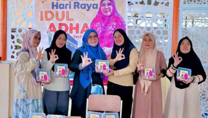 Bunda Wiwik Sebar Ratusan Paket Kurban di Kota Palu