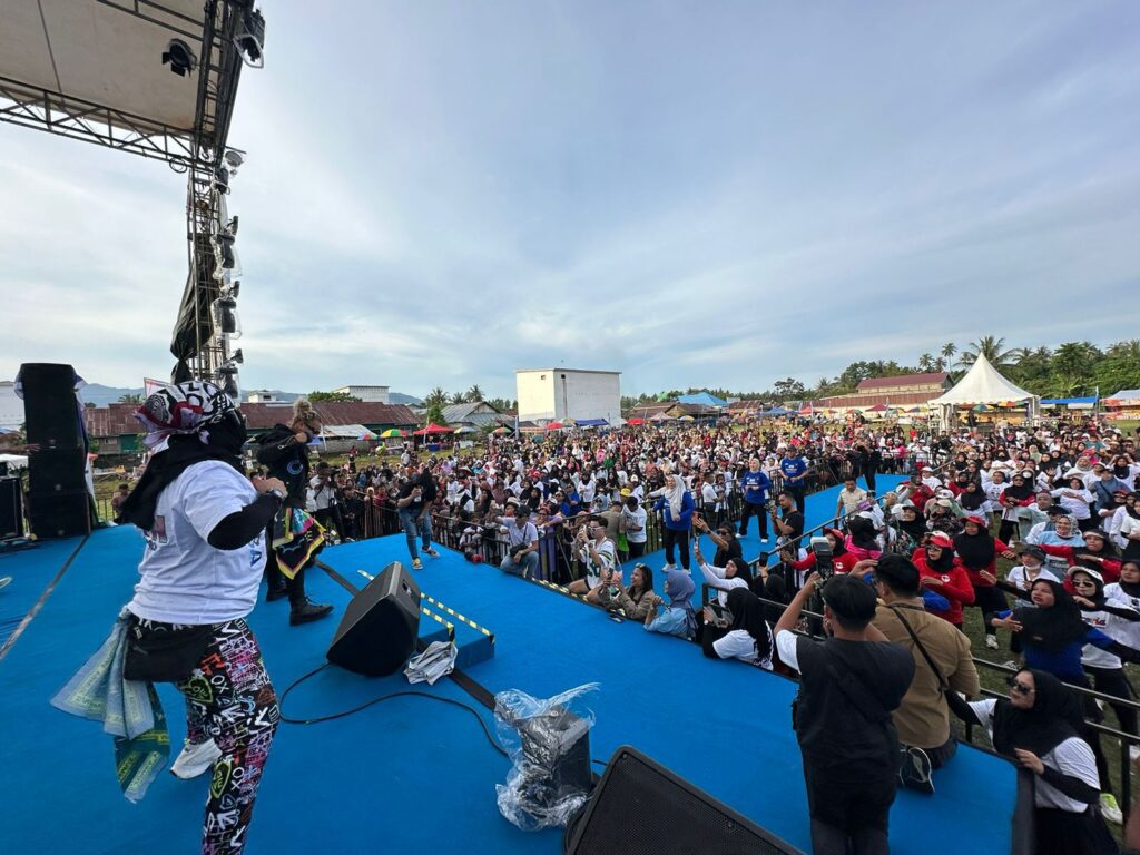 Diikuti Ribuan Peserta, Anwar-Reny Buka Kegiatan Zumba Massal Perempuan BERANI di Tinombo Selatan