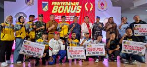 Serahkan Bonus Medali, Rusdy Mastura Minta Tancap Gas untuk PON 2028