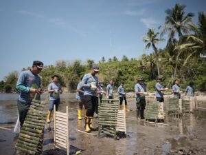 Peduli Lingkungan, Pertamina Sulawesi Lakukan Penanaman Mangrove dan Coastal Clean-up