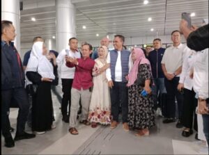 Tiba di Palu, Anwar Hafid Disambut Ratusan Pendukung di Bandara Mutiara SIS Aljufri