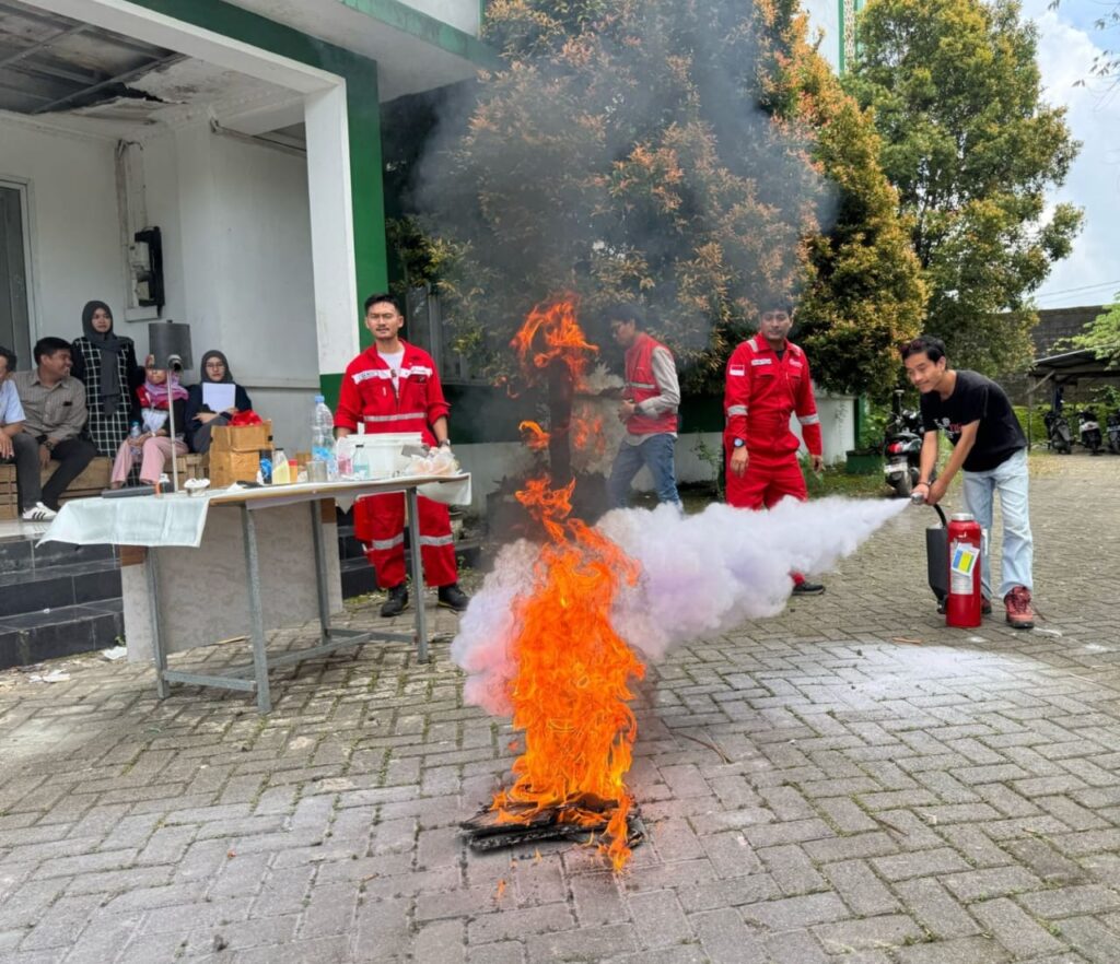Peringati Bulan K3 Nasional, Pertamina Sosialisasi Penggunaan APAR di Kampus ITEKES Tri Tunas Nasional Makassar