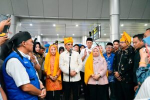 Tiba di Palu, Anwar Hafid dan Reny Lamadjido Disambut Adat dan Langsung Ziarah Makam Guru Tua
