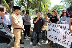 Hari Pertama Berkantor, Gubernur Anwar Hafid Langsung Hadapi Massa Aksi