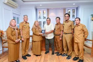 Dukung Program Sulteng Mengaji, Wagub Reny Terima Bantuan 100 Al-Qur’an