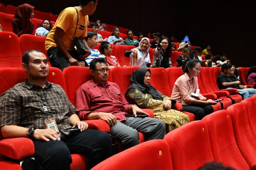 Wagub dr.Reny Lamadjido Saksikan Penayangan Film “UWENTIRA” di XXI Palu