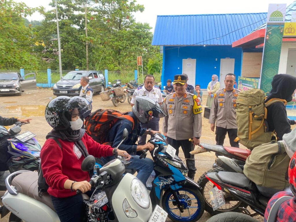Penumpang Melonjak, Kapolres Morut Cek Langsung Arus Mudik di Pelabuhan Feri Kolonodale