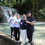 Gubernur Sulteng Anwar Hafid bersama istri didampingi Bupati Morowali Ikhsan Baharudin Abdul Rauf di lokasi wisata Air Terjun Pofua’a Bente, Minggu (20/4/2025). Foto: IST