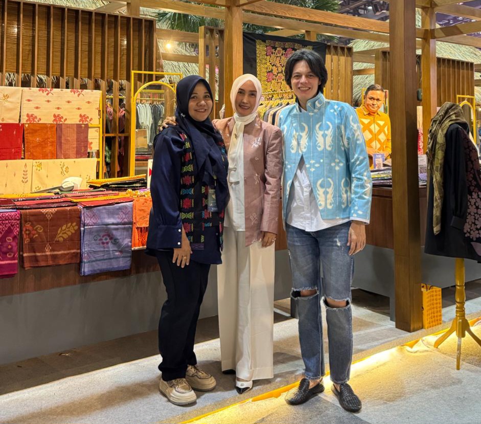 Sry Nirwanti Bahasoan Apresiasi FFF, Desainer Muda Asal Sulteng Tampil di Ajang FrontRow Paris 2025