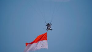 Fathur Razaq Pimpin Upacara HUT RI ke-80 di Bukit Salena, Kibarkan Merah Putih di Udara