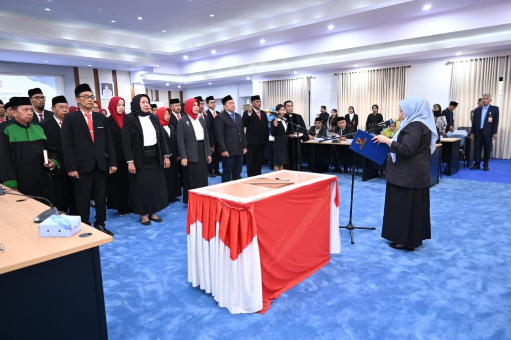 Lantik 30 Pejabat Fungsional, Wagub Sulteng Tekankan Profesionalisme dan Inovasi Kinerja