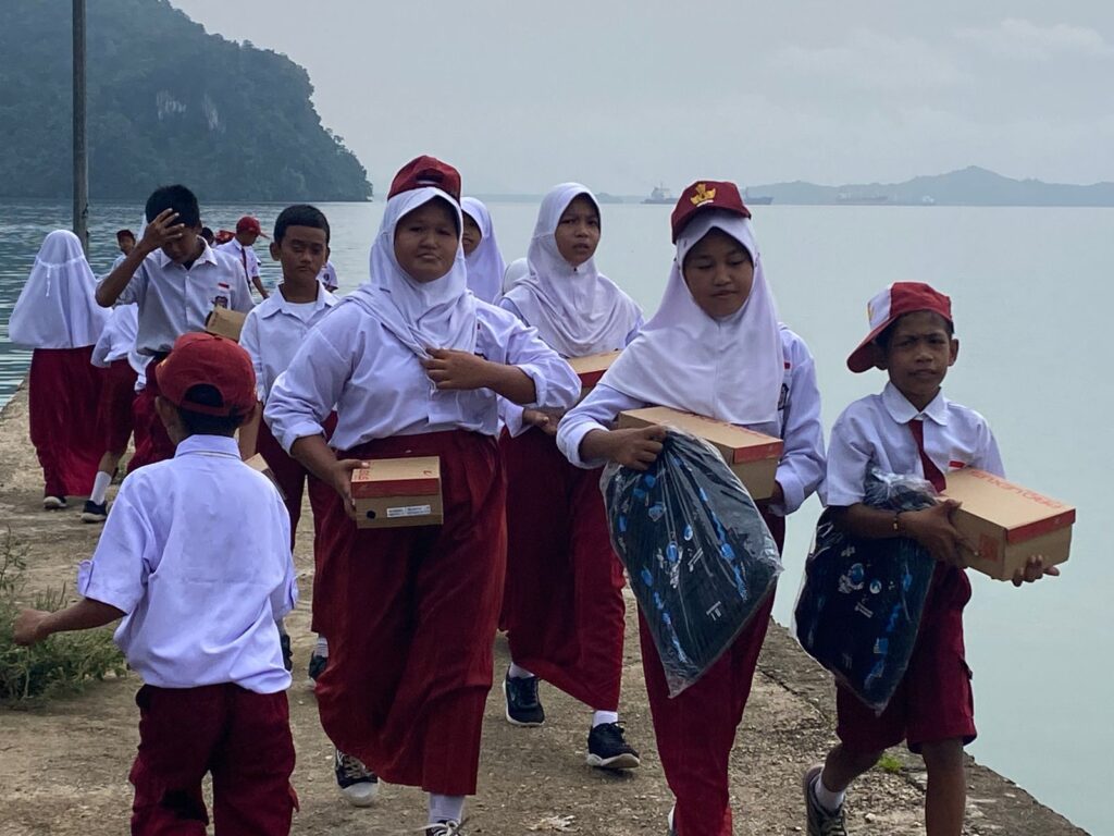 Peduli Pendidikan, PT GNI Bagikan Ratusan Sepatu dan Tas Sekolah