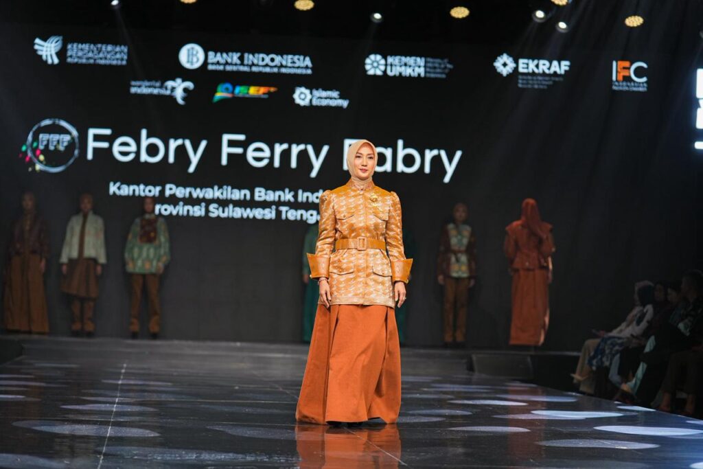 Kenakan Batik Bomba, Sry Nirwanti Bahasoan Tampil Anggun di IN2MOTIONFEST 2025