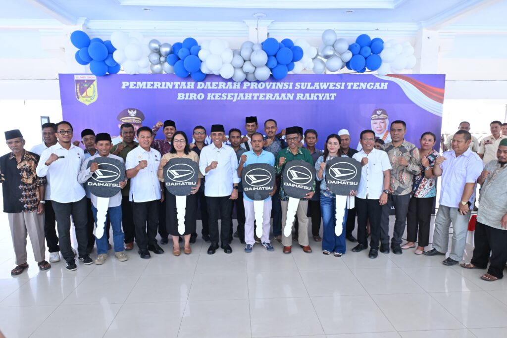 Gubernur Sulteng Serahkan 19 Unit Ambulance bagi Rumah Ibadah dan Yayasan Keagamaan