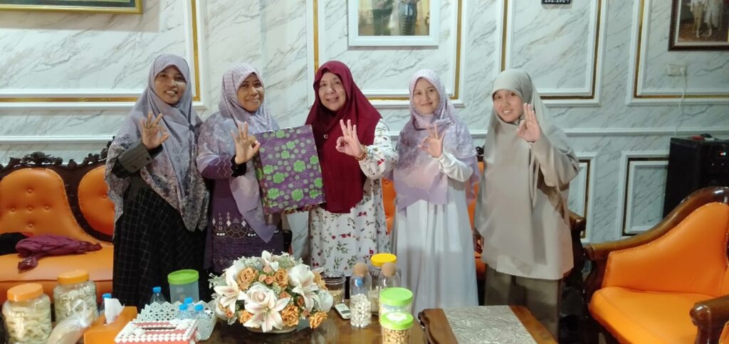 Hari Ibu, Bunda Wiwik Dapat Kunjungan dari Pengurus Salimah