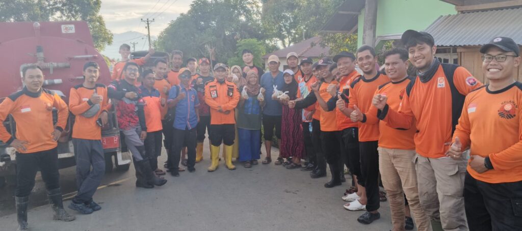 Anggota DPRD Sulteng Takwin Tinjau Lokasi Banjir di Wani Sekaligus Jadi Relawan