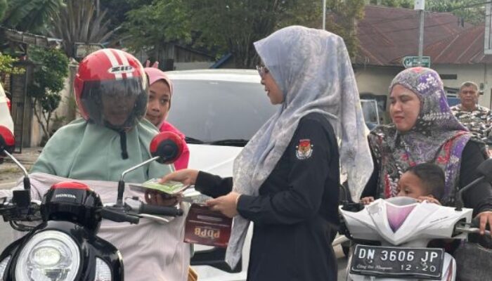 KPU Donggala Berbagi Takjil dan Sosialisasi Pendidikan Pemilih 