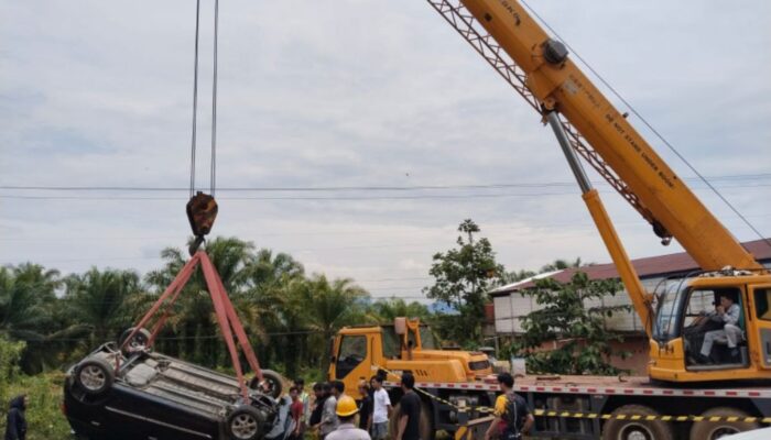 Crane PT GNI Bantu Derek Mobil Warga yang Jatuh ke Parit
