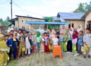 Bunda Wiwik Serahkan Bantuan Meja Mengaji untuk TPA Al-Hidayah Lambara