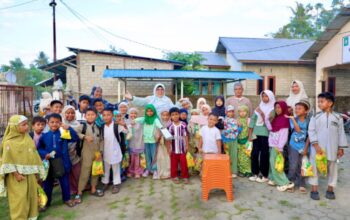 Bunda Wiwik Serahkan Bantuan Meja Mengaji untuk TPA Al-Hidayah Lambara