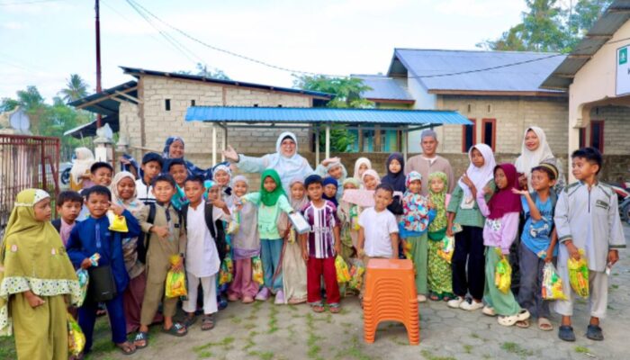 Bunda Wiwik Serahkan Bantuan Meja Mengaji untuk TPA Al-Hidayah Lambara